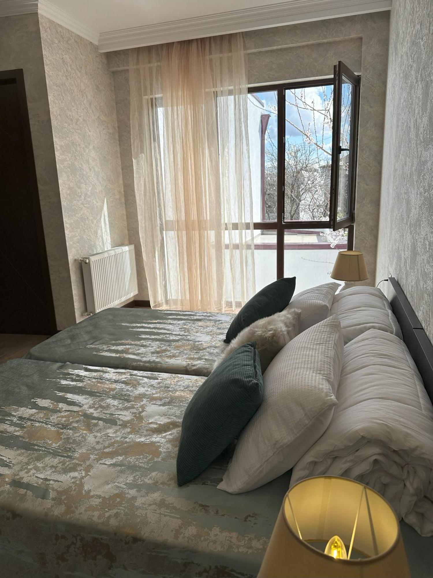 Three Palms Guest House Tbilisi Exterior foto